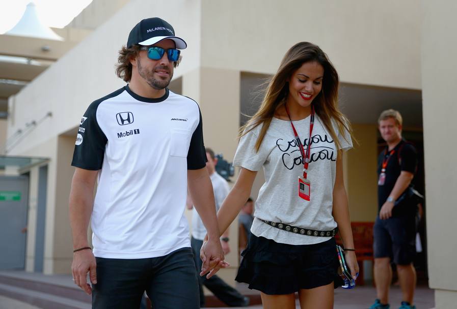 Verso il Gran Premio di Abu Dhabi: in attesa di scaldare i motori per la prossima prova del mondiale di F1, il 34enne spagnolo della McLaren Fernando Alonso si gode qualche momento di relax in compagnia della sua compagna, la bella connazionale Lara Alvarez, 29 anni, giornalista e presentatrice. (Getty Images)